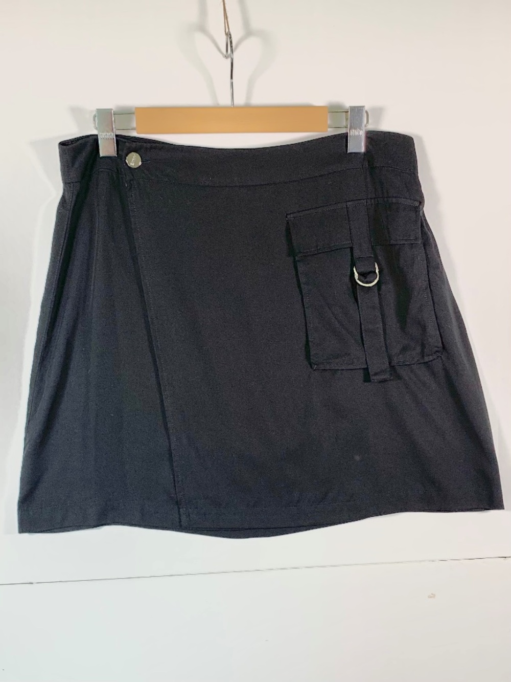 DKNY Black Cargo Wrap Mini Skirt Silver-Tone Detail/zippered closure Streetwear